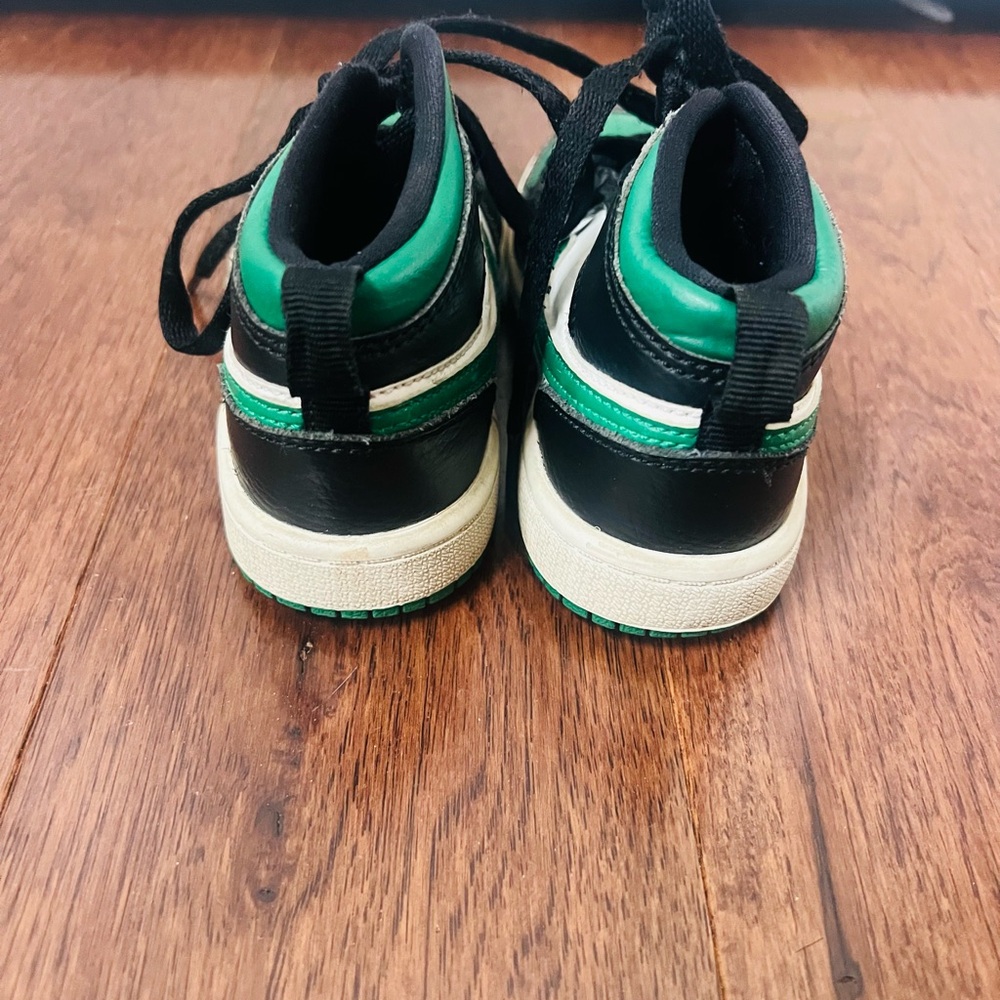 Nike Kids Black and Green Sneakers - Picture 3 of 7